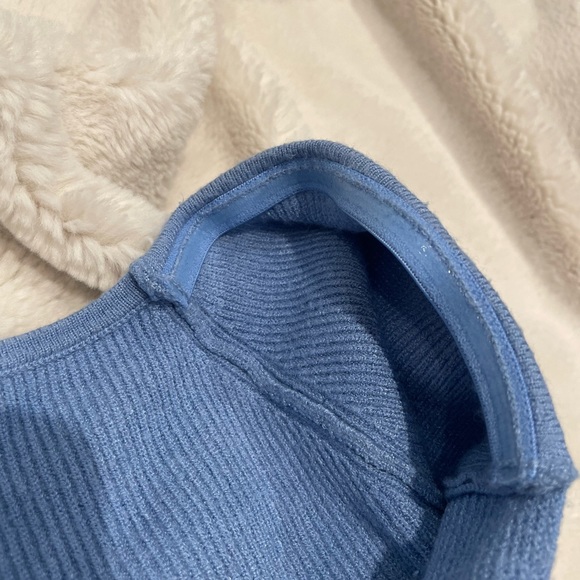 Blue playful/romantic crop top 💙🦋 - Picture 4 of 9